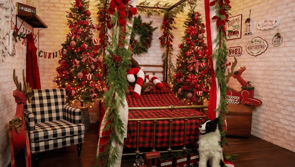 Set navideño con árboles, guirnaldas y un sofá de cuadros rojos