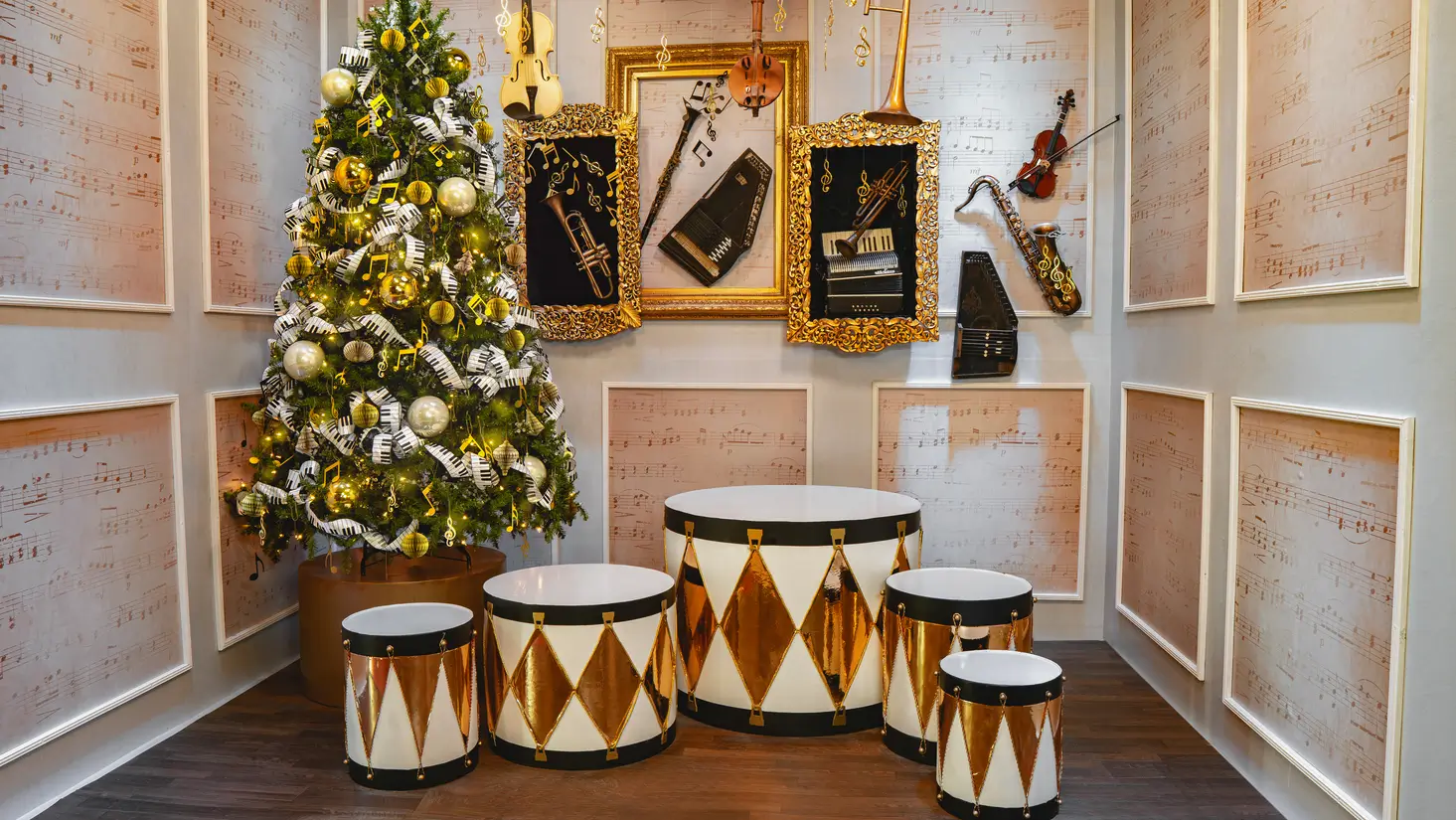 Set musical con instrumentos dorados y tambores blancos
